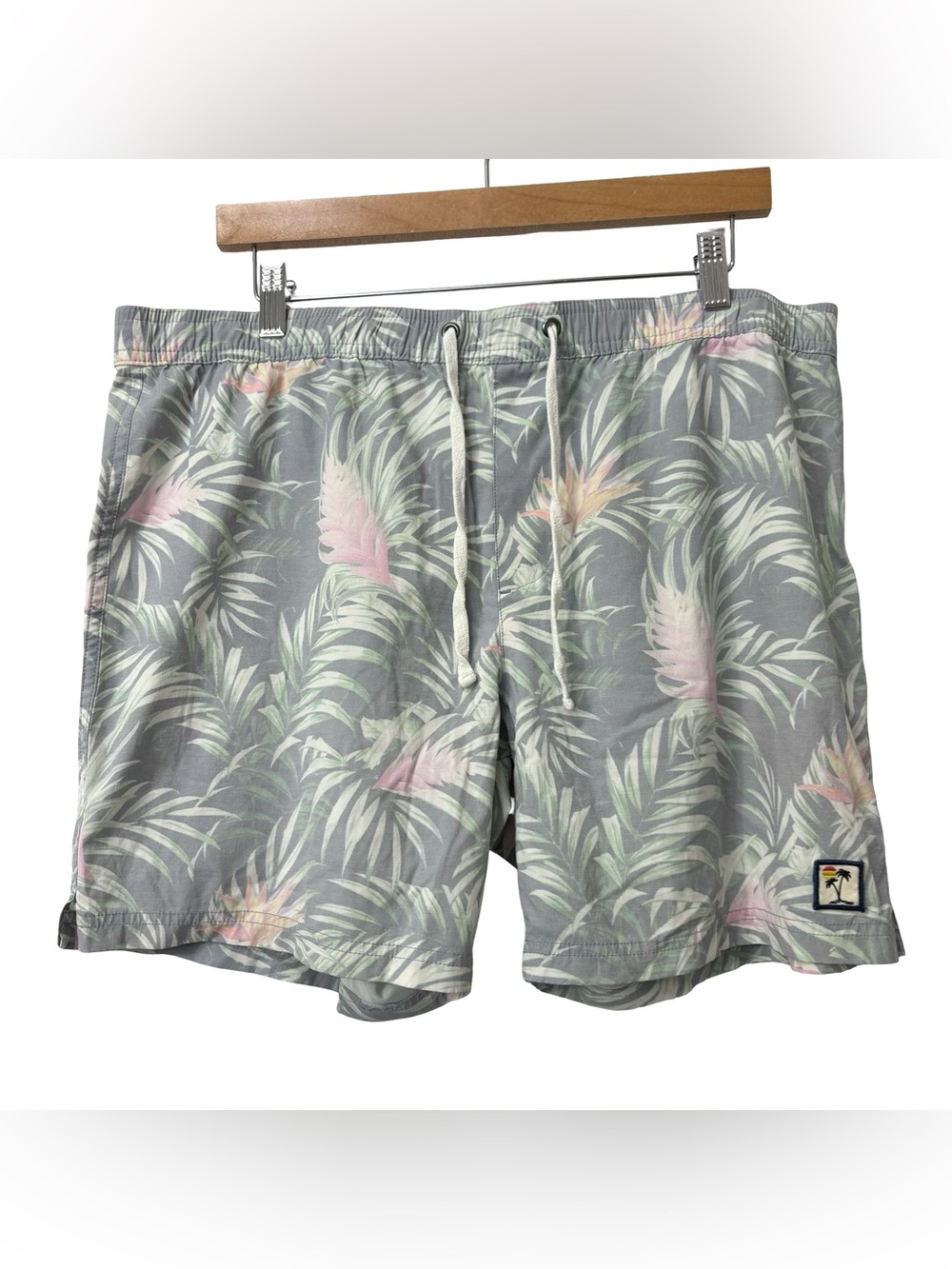 Marine Layer Tropical Print Men's Shorts grey and pink leaf pattern Sz Large